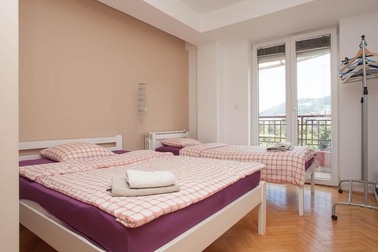 Red Apartment Скопье Экстерьер фото