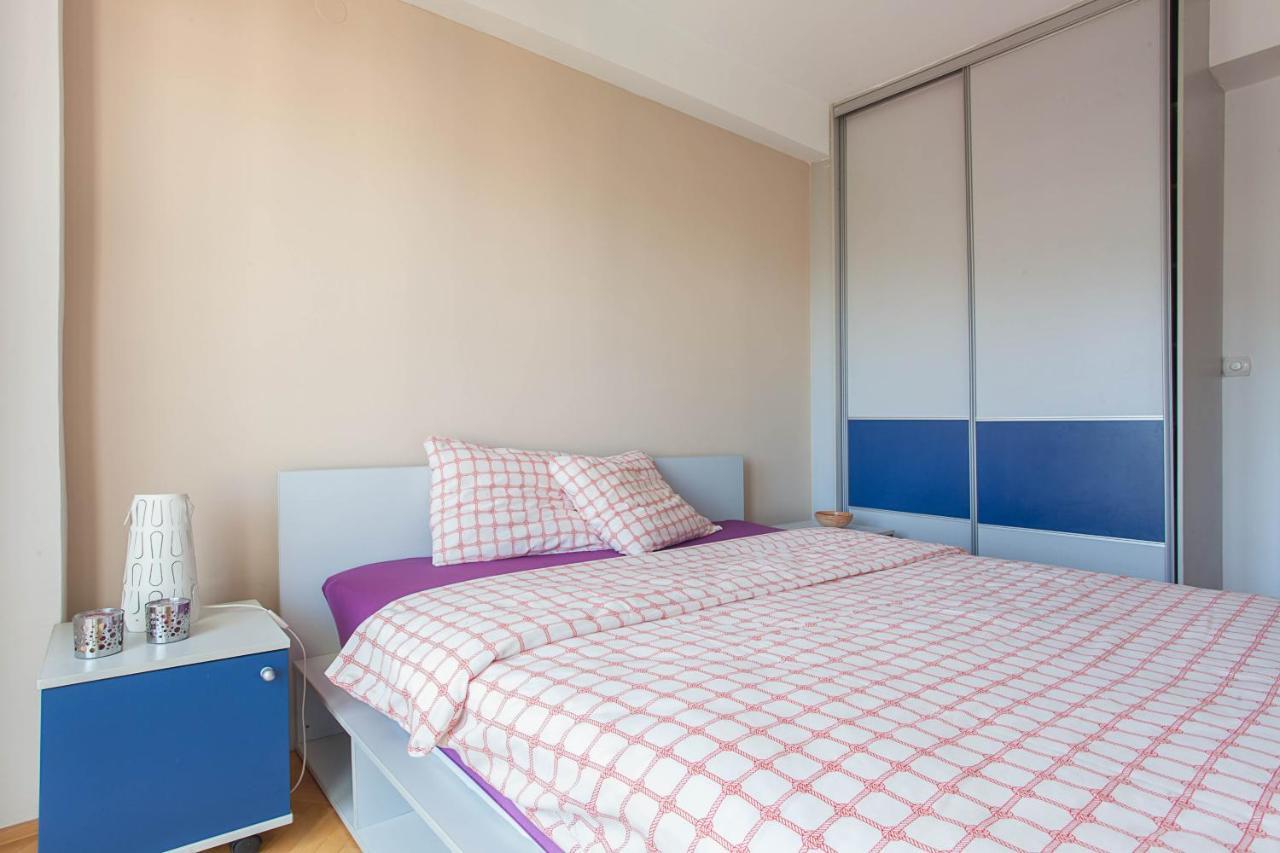Red Apartment Скопье Экстерьер фото